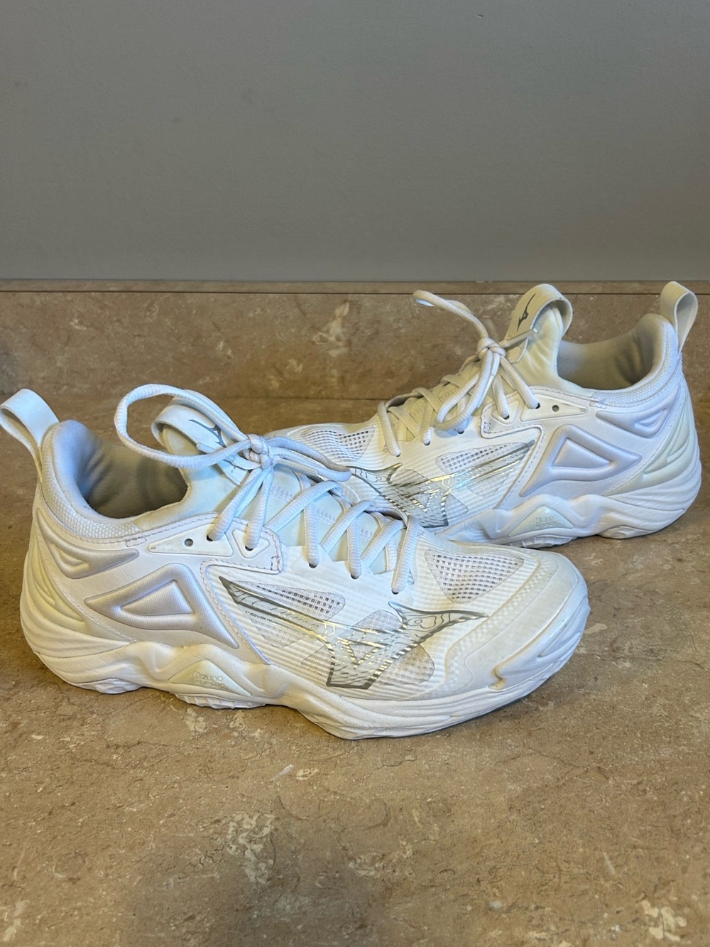 Mizuno White Enerzy Women’s size 9